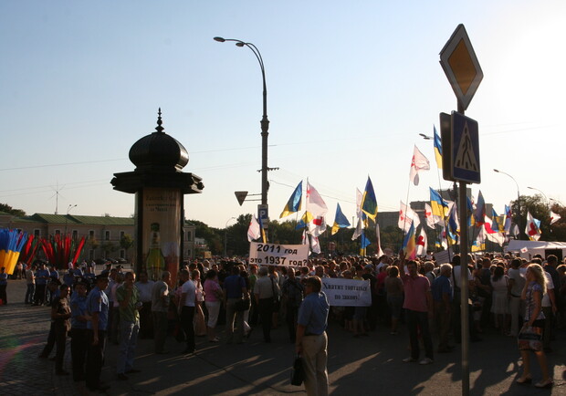 Фото "В Городе". Участники акции протеста все-таки вышли на на площадь Свободы. 