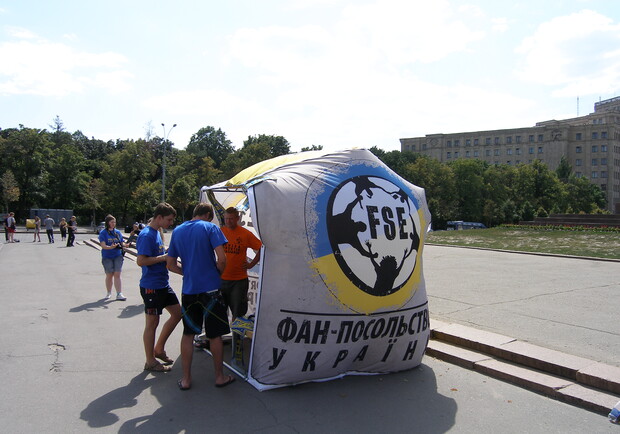 Ребята установили свою палатку (мобильное фан-посольство) около памятника Ленина. Фото автора.