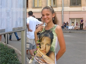Юлия Котенко из Змиева теперь счастливая студентка иняза. В своем районе она набрала больше всех баллов на тестировании - 745,7.Фото автора.
