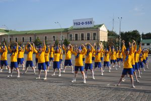 300 танцоров оделись в сине-желтую форму. Фото с сайта: city.kharkov.ua
