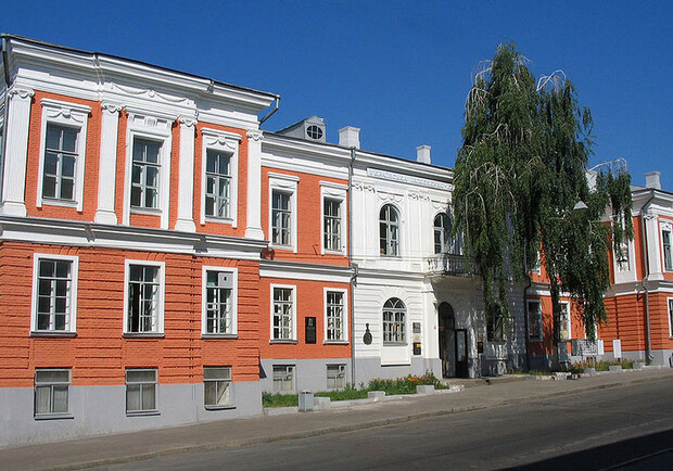 Фото ru.wikipedia.org.  На стене вуза нарисуют город. 