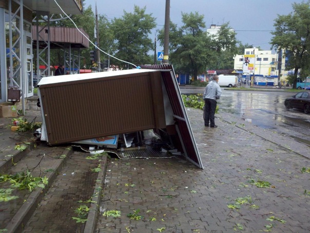 Фото "Харьков форум".  От силы ветра и натиска воды, сносило даже киоски. 