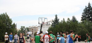 В Луганске в самом разгаре соревнования по уличному баскетболу
