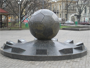 Мяч весит 30 тонн и занесен в Книгу рекордов Гиннесса.