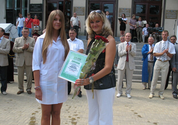Светлана получила от портала "В городе" диплом и призы.