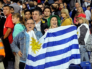 А малочисленным фанатам сборной Уругвая в Харькове понравилось абсолютно все! Потому что их любимцы победили. Фото УНИАН.