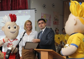 Фото ukraine2012.gov.ua. Клочкова стала другом евро-2012. 