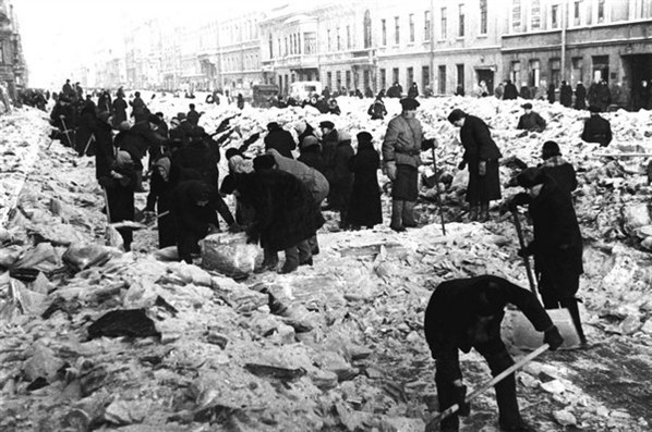 Блокада Ленинграда войсками фашистской Германии длилась с 8 сентября 1941 года по 27 января 1944 года. Фото с сайта <a href=http://blog.i.ua/user/1887606/626928/>blog.i.ua</a>