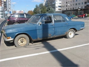 Фото автора и Юрия Зиненко.То тут, то там на улицах, парковках и во дворах Харькова можно встретить ржавые одиноко стоящие машины.