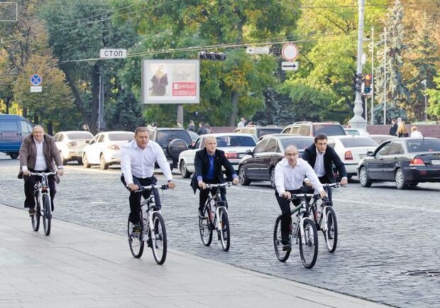 фото пресс-службы горсовета. Керес и Добкин пересели на велосипеды. 
