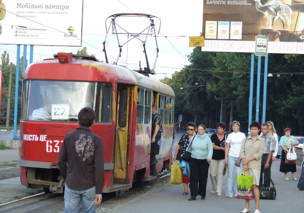 Фото kp.ua. В Харькове под трамвай попал человек. 