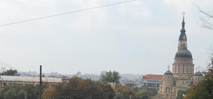 Соборный спуск долго был Купеческим, а теперь здесь гуляют влюбленные и туристы