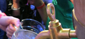 Вчера киевляне хвастались своим животом, а киевлянки – тягали тяжеленные бочки с пивом 