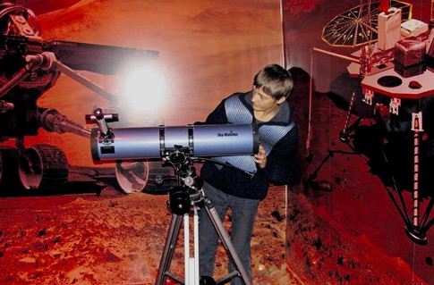 Фото О. Козлова, <a href=http://http://www.segodnya.ua/news/14294772.html>segodnya.ua </a>. Комната-Марс оборудована для телескопа. 