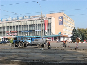 Вчера рабочих удалось застать только возле универмага «Харьков», но все же по покрытию дороги видно - процесс идет.Фото автора.