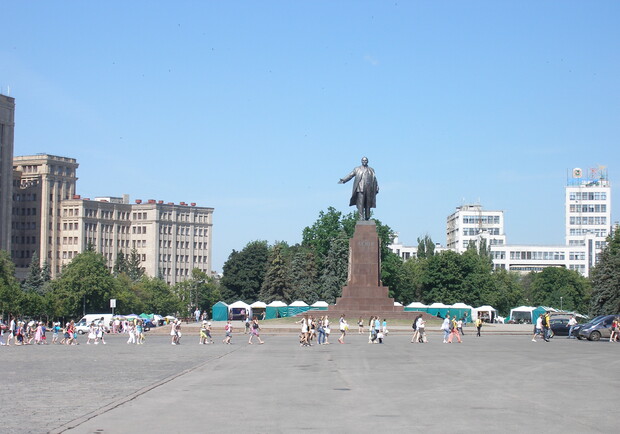 А вот памятник Ленину многие харьковчанине снесли бы с удовольствием. Фото "В городе".