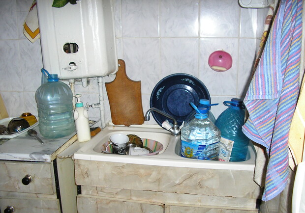 Некоторые не могут нормально помыть посуду из-за отсутствия горячей воды. фото из архива "КП".