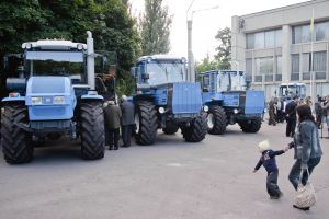 Харьковские коммунальщики получили 5 тракторов, а еще 2 подарят к концу года. Фото с сайта Харьковского горсовета.