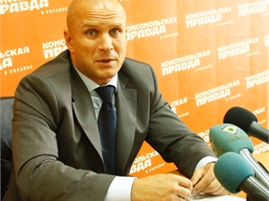Вице-мэр Александр Попов обещает, что «кустарям», которые захотят заработать на чемпионате по футболу, спуску не будет. Фото Романа ШУПЕНКО.
