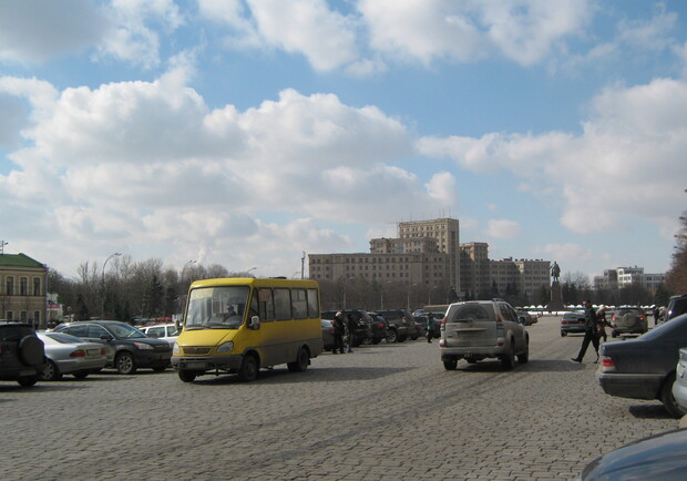 Автобусы, которые обычно едут через площадь, будут двигаться по улице Сумской - проспету Правды и дальше по маршруту. Фото из архива "КП".