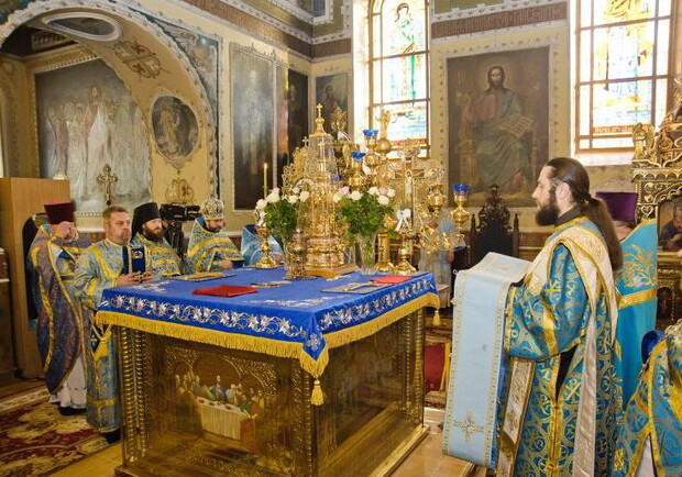 Сегодня все православные харьковчане празднуют большой религиозный праздник Покров Пресвятой Богородицы.