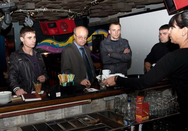 Сегодня в Харькове начался тренинг-практикум для мастеров барного дела. Фото с сайта Харьковского горсовета.