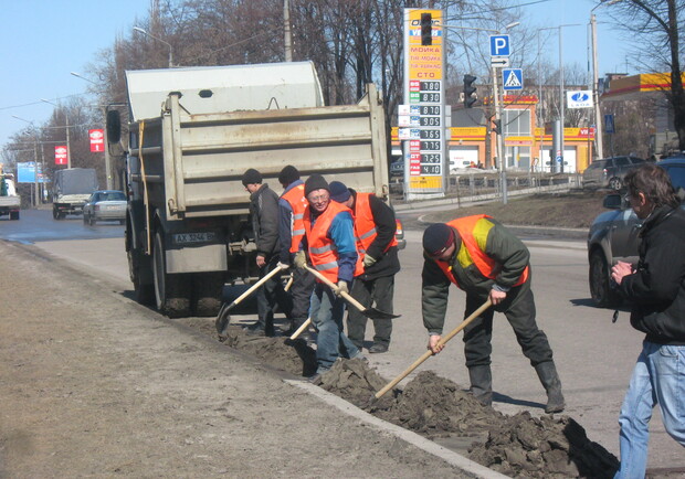 Сегодня уборкой улиц города занимаются 155 рабочих. Фото из архива "КП".