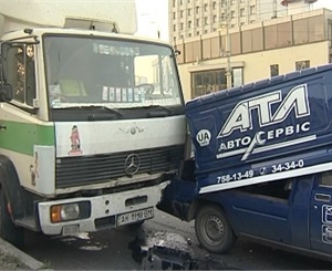 Машина влетела в грузовик. Фото: atn.kharkov.ua