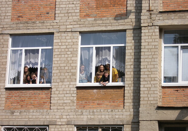 Фото "В городе". Ребенок выпал из школьного окна. 
