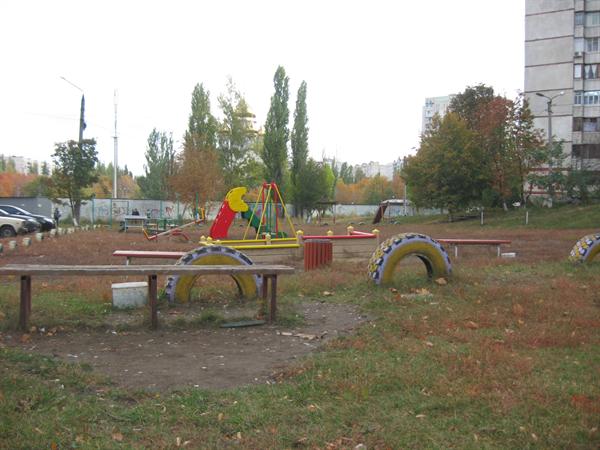 Работа по установке детских площадок продолжается. Фото Ольги Калениченко.