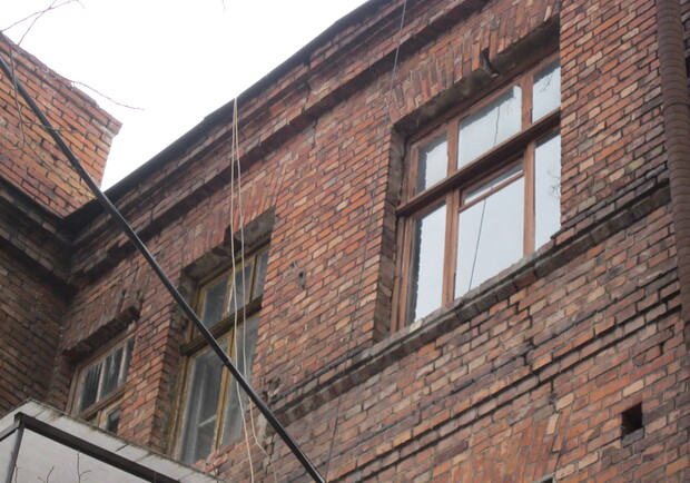 Окна Гурченко на 4-м этаже. Фото: "КП".