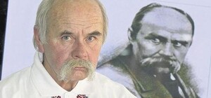 Двойнику Тараса Шевченко в Киеве подарили тарелку и кепку