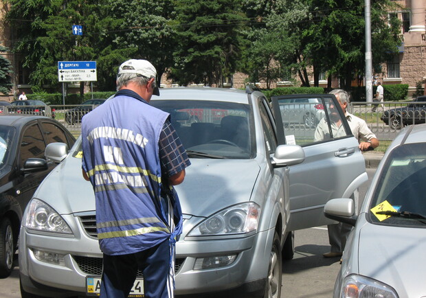 Фото kp.ua. Пока еще на дорогах города будет работать "Муниципальная парковка". 