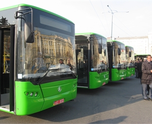 Зелеными будут и те автобусы, которые обслуживают пригородные маршруты. Фото Юрия Зиненко.