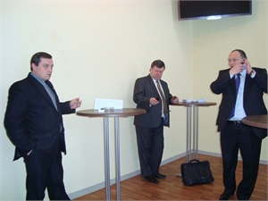 В импровизированной курилке мэрии в день сессии оказался и вице-губернатор Евгений Савин (справа). Фото Юлии ЗИНЧЕНКО.
