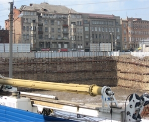 Все требования городской власти продолжить строительство или отдать земельный участок, были проигнорированы. Фото Юрия Зиненко.