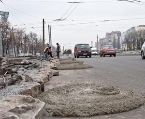 Перекрыта правая полоса по направлению к центру. Фото с сайта Харьковского горсовета.