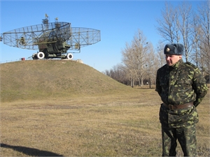 Небо над Харьковом будут «прощупывать» десятки радаров. Военные уверяют: мимо них и муха не пролетит.Фото автора.