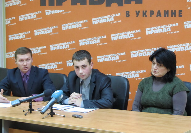 Фото автора. Нехорошков, юрист Корниенко и мама пострадавшего ребенка пытались разобраться в случившемся.