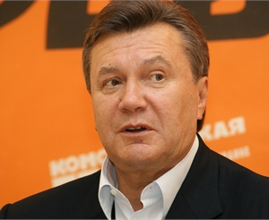 Фото Ярослава Полушкина. Янукович дал по 100  тысяч премии архитекторам "Металлиста". 