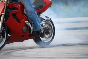 Фото www.sxc.hu. Мотоциклист "потерял" своего пассажира.