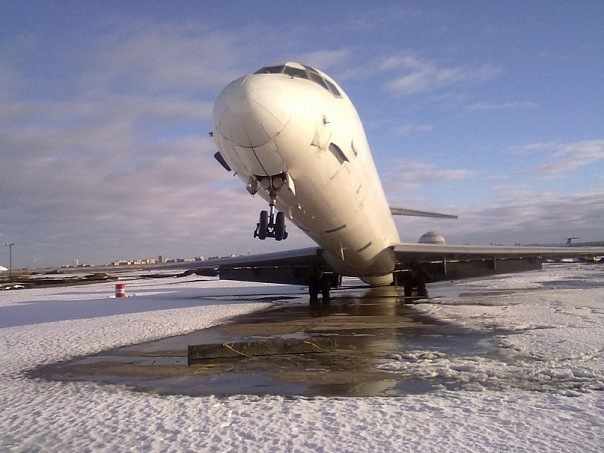 Фото пресс-службы МВД. В аэропорту экстренно приземлился самолет. 