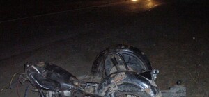 Под Харьковом троица на мотоцикле вылетела на встречную и врезалась в автомобиль: 