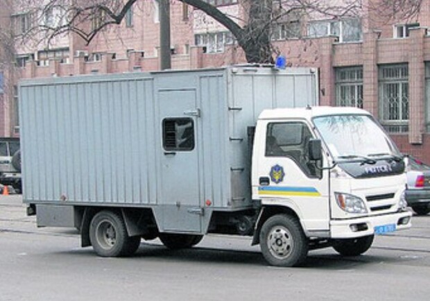 Задержанных на другом автомобиле доставили по месту назначения. Фото пресс-службы ГУ МВД Украины в Харьковской области.