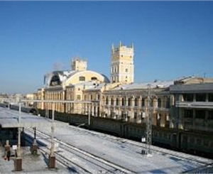 На Южном вокзале установят новогоднюю елку, "зимний" фонтан и красочный мини-паровоз. Фото с сайта Харьковского горсовета.