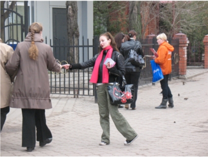 Харьковчанам предлагают работать по 2-3 часа в день и раздавать листовки возле центральных станций метро. Фото <a href=http://marketing2u.ru/files/2.jpeg>marketing2u.ru</a>.