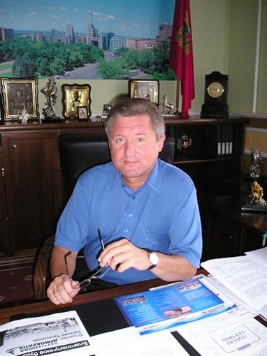Евгений Петрович установил выборный рекорд, который до сих пор не побит - баллотируясь на второй срок, получил 60 % голосов.
