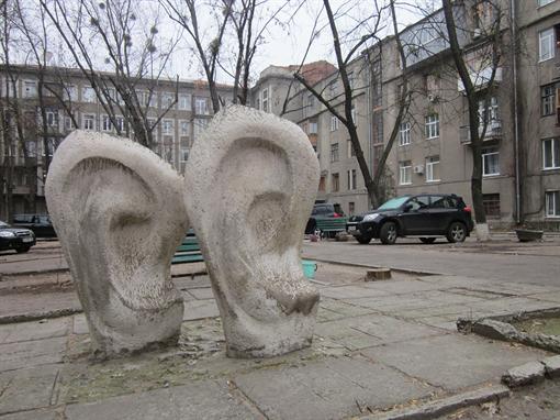 Две знаменитые скульптуры, каждая из которых изображает правое ухо, раньше стояли в парке Горького. Фото автора.