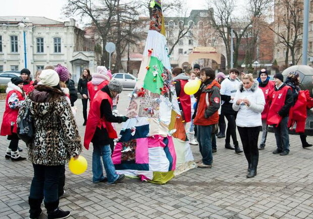 Новый год – праздник радости, и чтобы его отметить, не стоит рубить хвойные леса. Фото с сайта Харьковского горсовета.