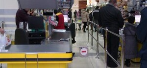 Юрист: заходить с коляской в супермаркет можно, а оплачивать разбитый товар не нужно